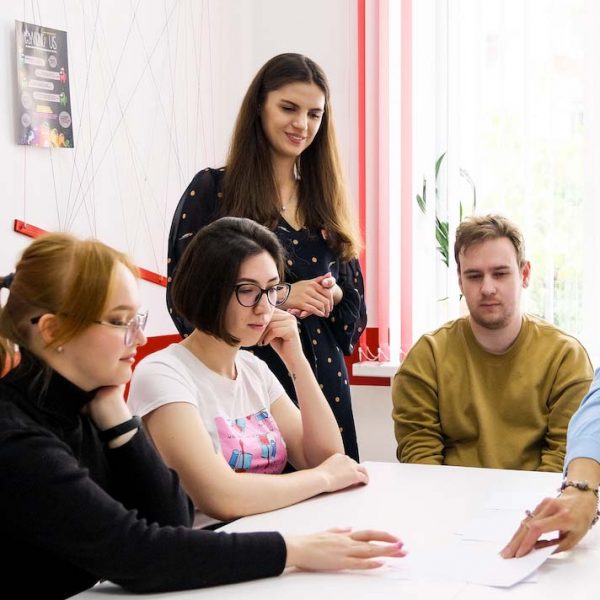 Занятие со взрослыми учениками в Priorita